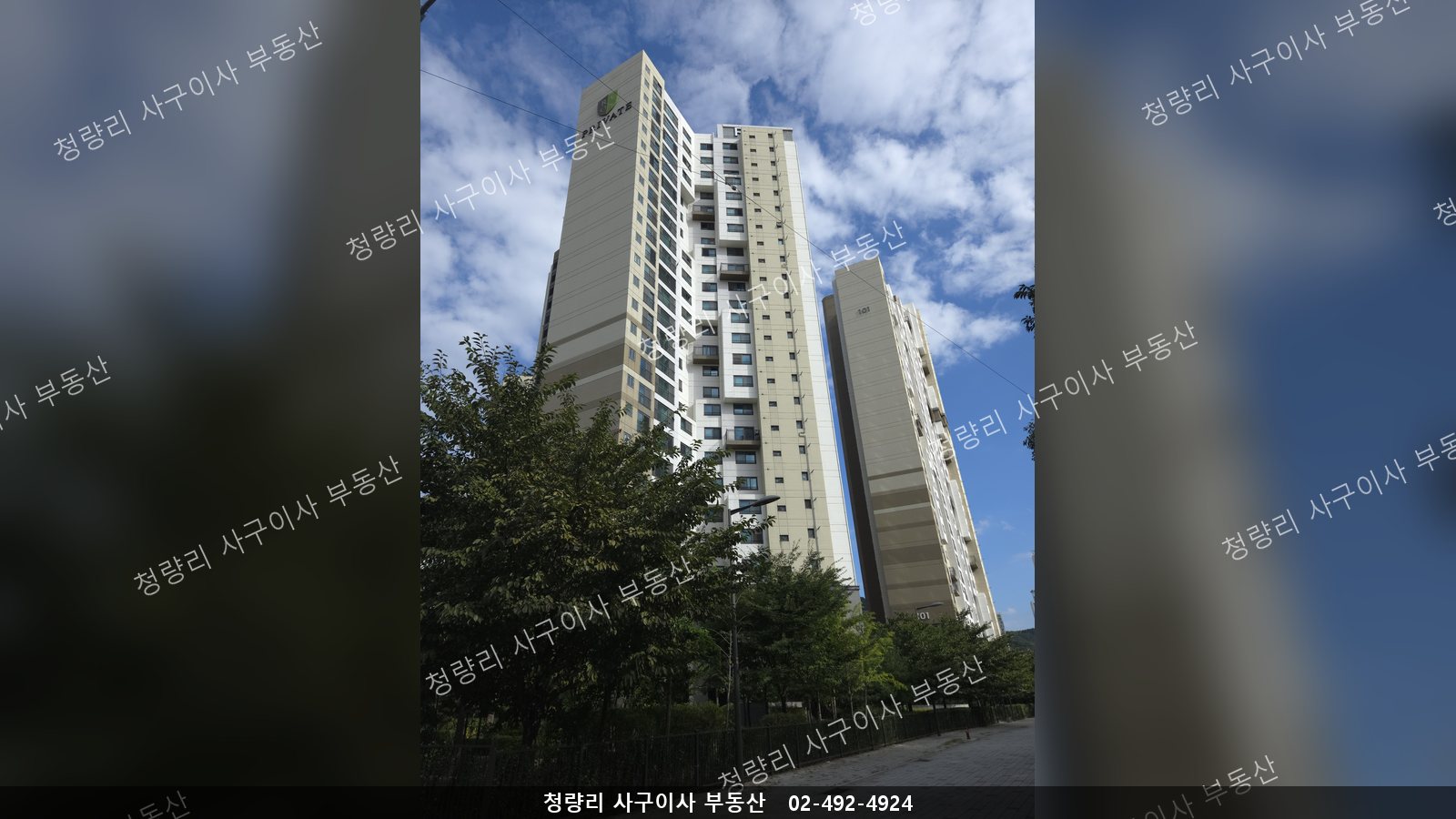 라온 프라이빗 — 단지 옆 길에서 올려다본 동